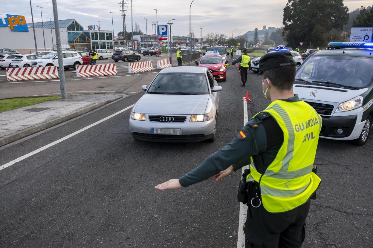 La Guardia Civil ha apoyado este fin de semana a las policías locales en los controles de carretera. Daniel Pedriza