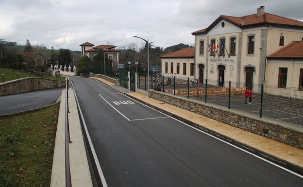 Zona entre la biblioteca y el colegio, que ha ganado en seguridad vial con la integración de aceras, ensanchado de la calle y pintado de la parada de autobús 