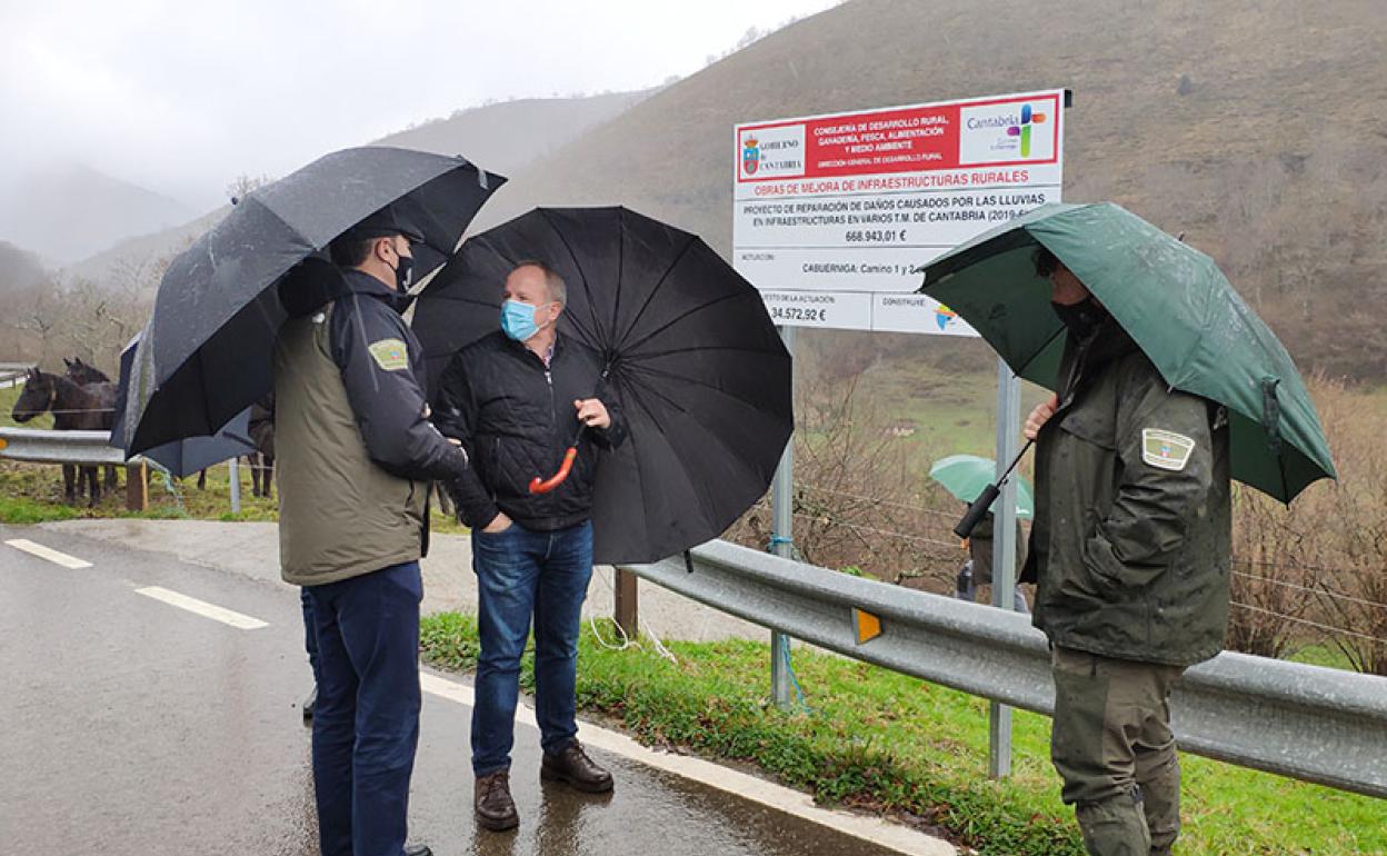 El consejero de Desarrollo Rural, Guillermo Blanco, durante su visita a Cabuérniga. 