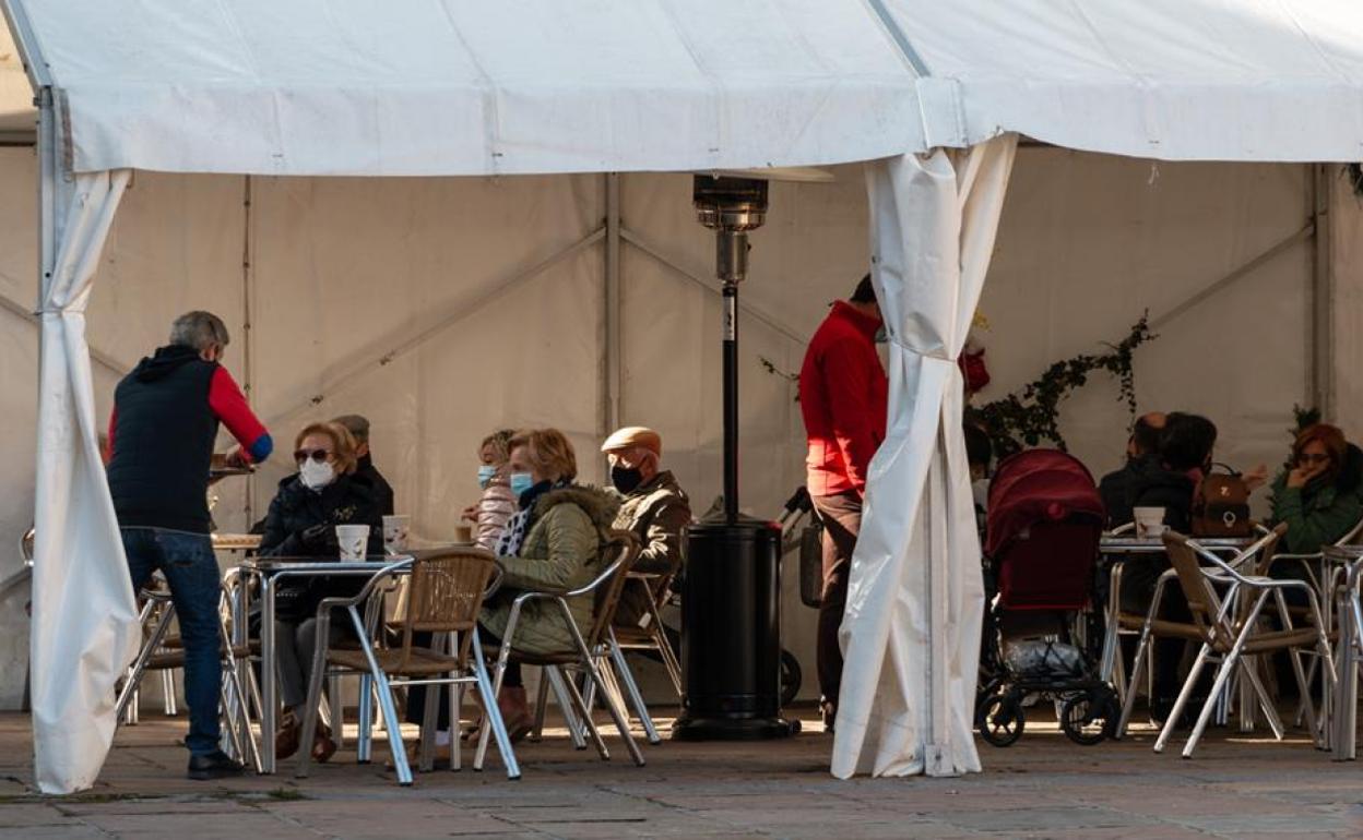 Carpa instalada por uno de los negocios de hostelería de Reinosa que están abiertos