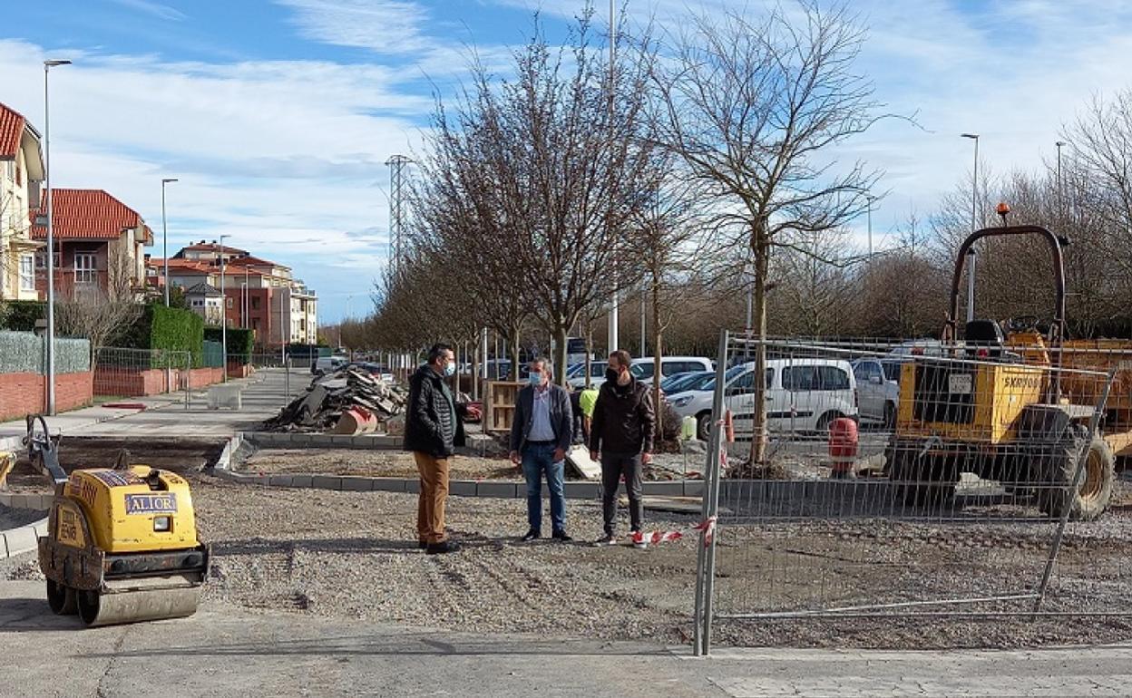 El alcalde, Alberto García Onandía, y el concejal de Obras, Luis del Piñal, visitaron las obras que se están llevando a cabo ahora.