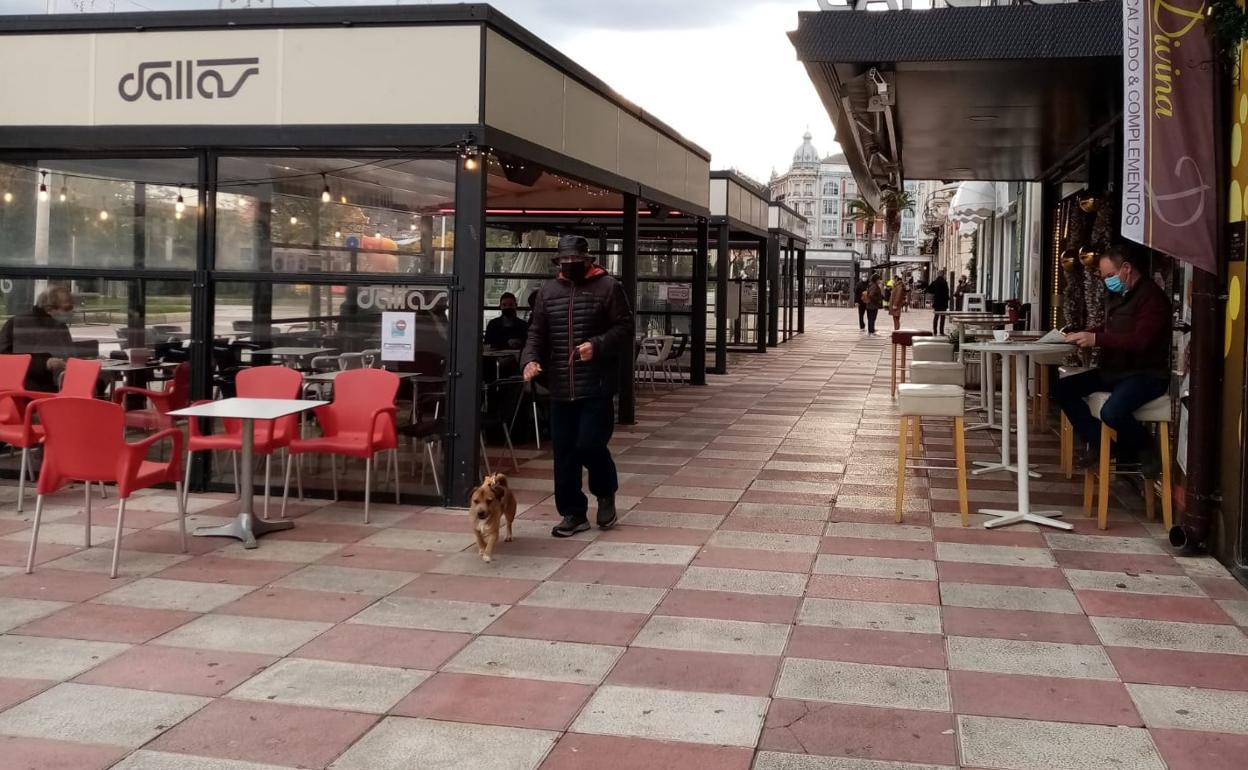 Terrazas en la Avenida de la Constitución, en Castro.