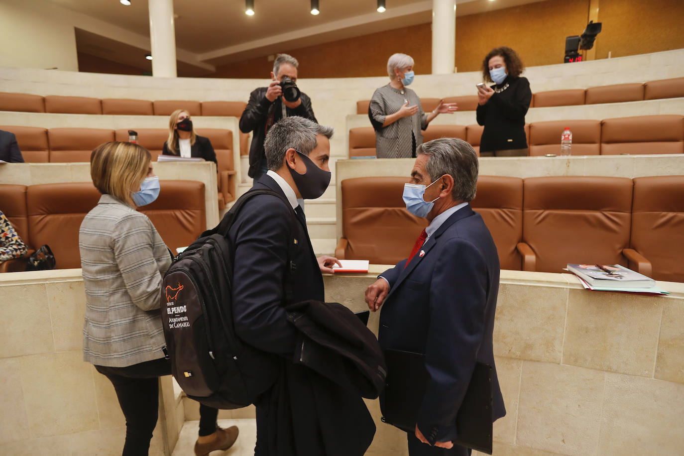 La Cámara Alta ha vuelto hoy a su actividad con varios temas relacionados con la vacunación del coronavirus, la comparecencia de Miguel Ángel Revilla para hablar sobre el cese del consejero de Industria y los convenios sobre las sentencias de derribo 