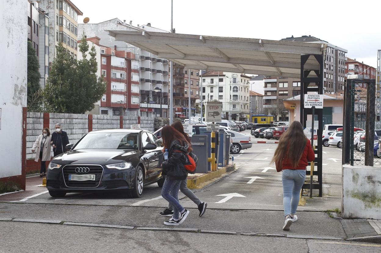 Acceso al aparcamiento de FEVE por la calle Pablo Garnica. 