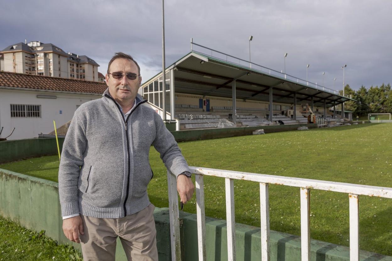 Federico Díaz, presidente del Unión Club, posa en el Campo Municipal de La Planchada en El Astillero. 