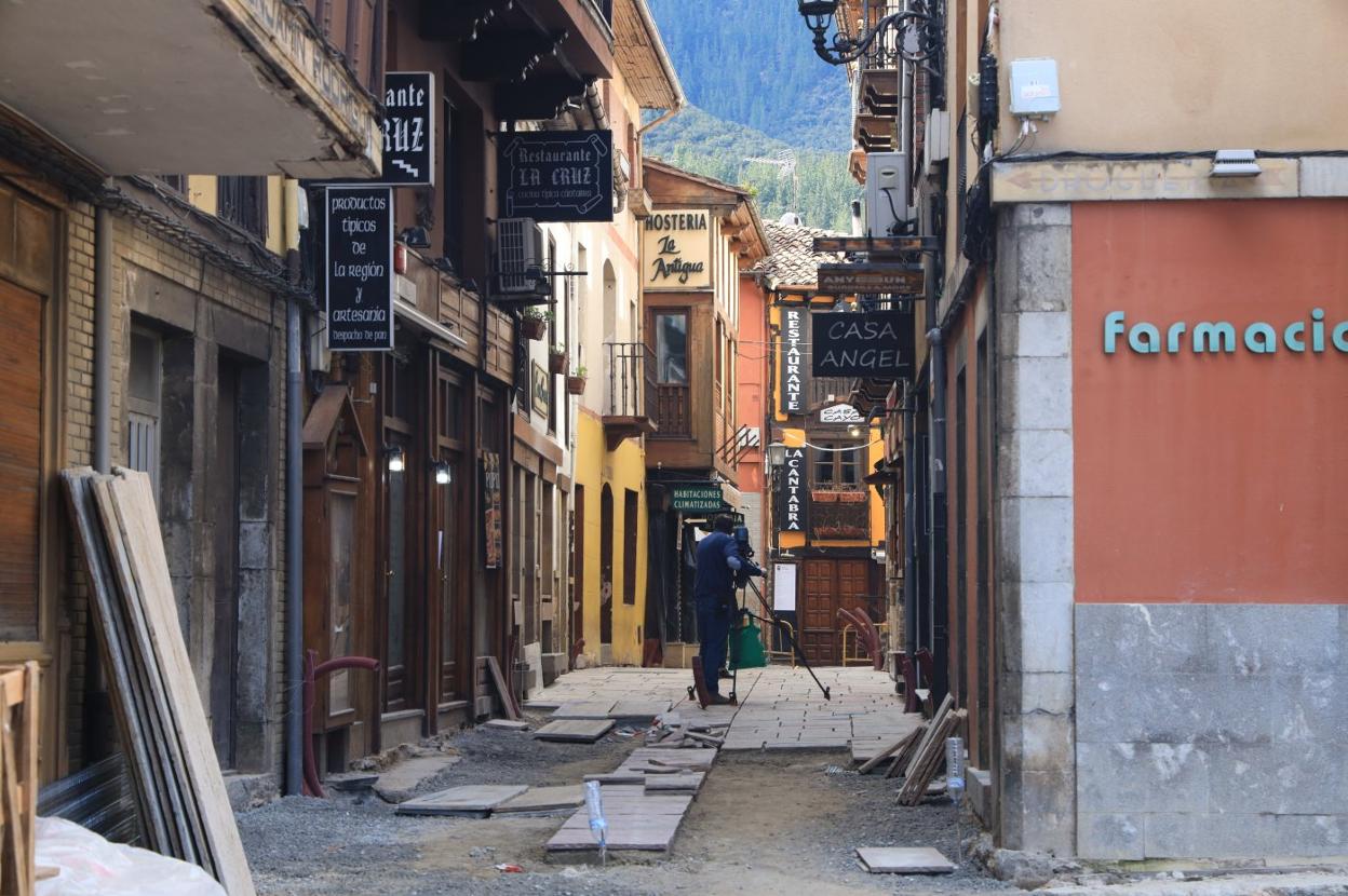 La obra de la calle Cántabra está ya paralizada y los trabajos de instalación del suelo pendientes de finalizar. á.