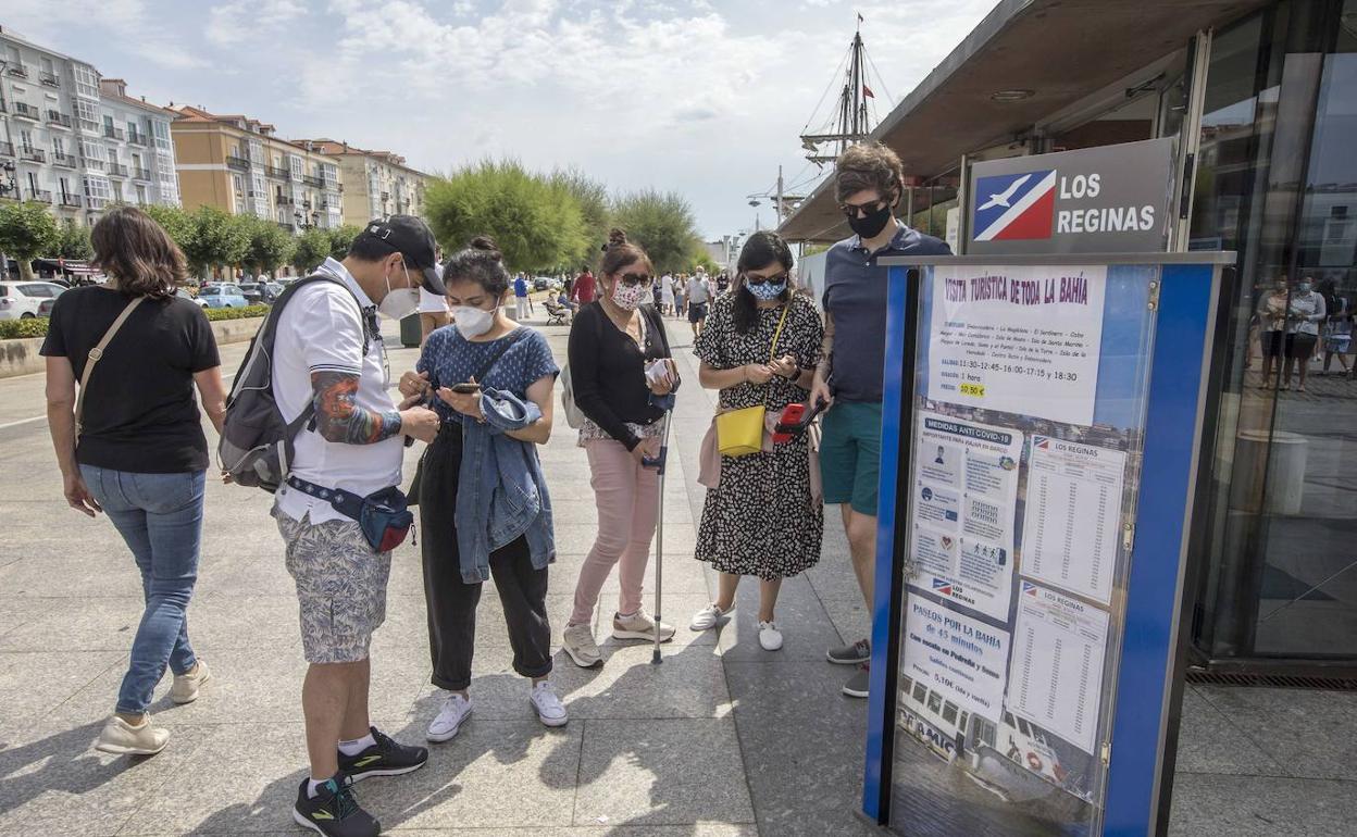 Turistas en verano en Santander