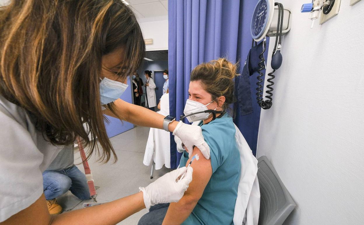 Una trabajadora de Valdecilla recibe la primera dosis de la vacuna, en la segunda semana de enero. 