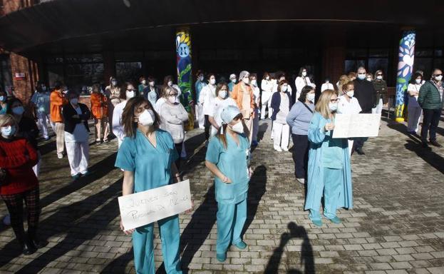 Concentración a las puertas del Hospital Sierrallana, este mediodía.