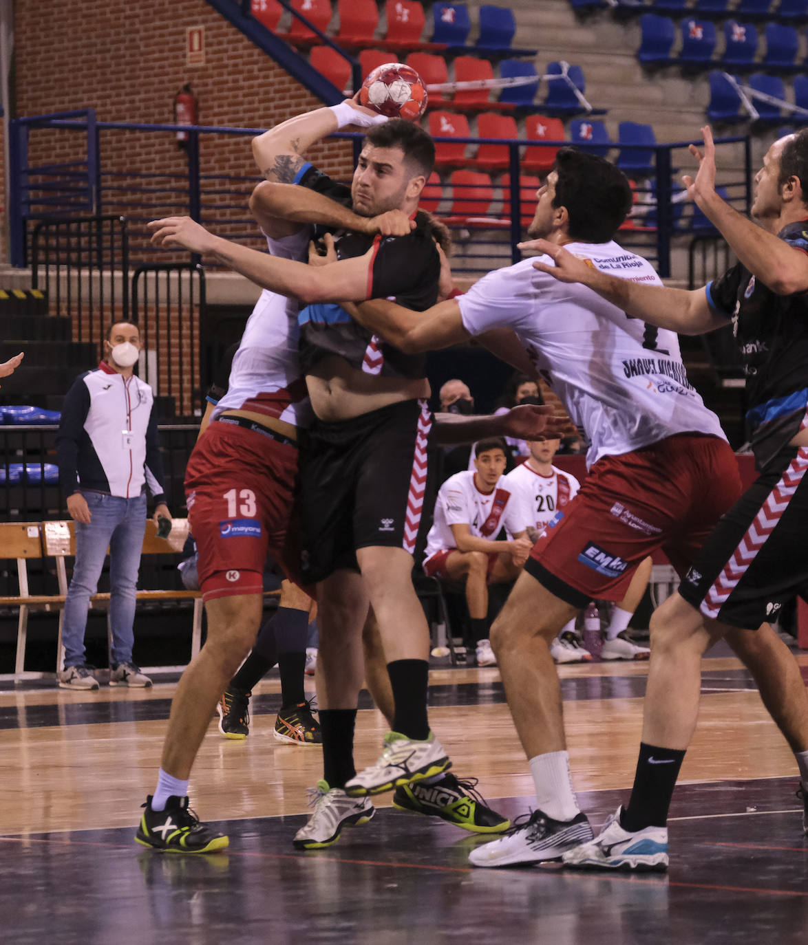 Imágenes del partido de la Liga Asobal Logroño-Liberbank Cantabria.