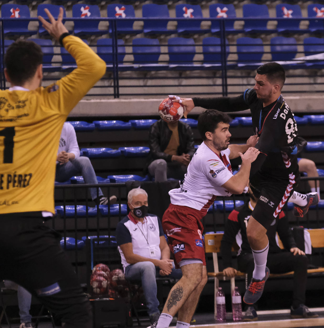 Imágenes del partido de la Liga Asobal Logroño-Liberbank Cantabria.