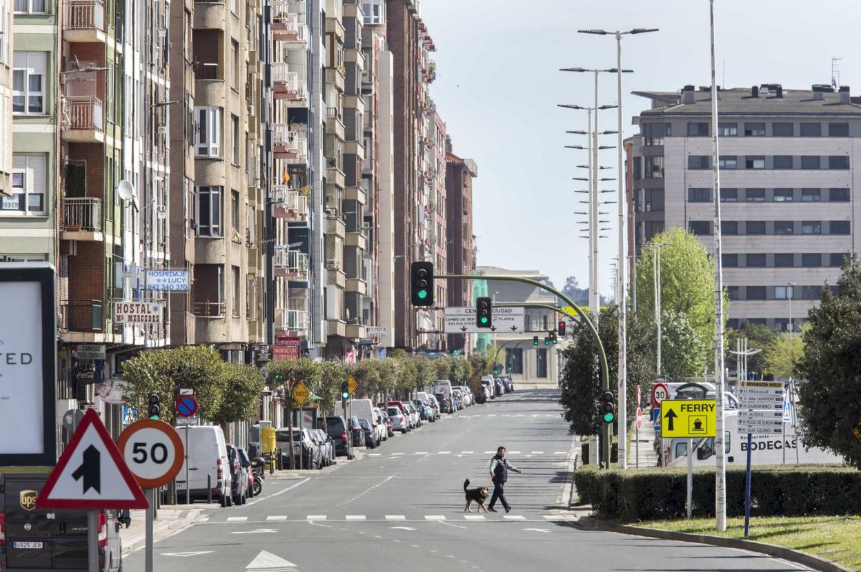 La calle Marqués de la Hermida de Santander, vacía en abril en pleno confinamiento. ROBERTO RUIZ