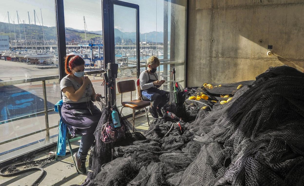 Dos rederas trabajan en la Cofradía de Pescadores de San Martín de Laredo.