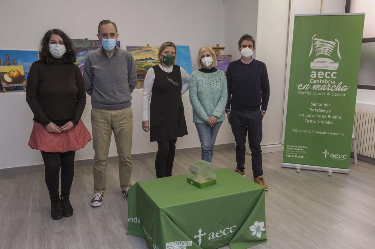 Los profesionales de la AECC Cantabria Beatriz Rubio, Miguel Mediavilla, Celia García, Ana Herrán y Paulino González, en la sede de Santander 