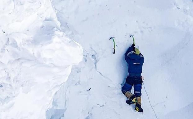 Alex Txikon ultima la estrategia ante el inminente ataque a la cumbre del K2