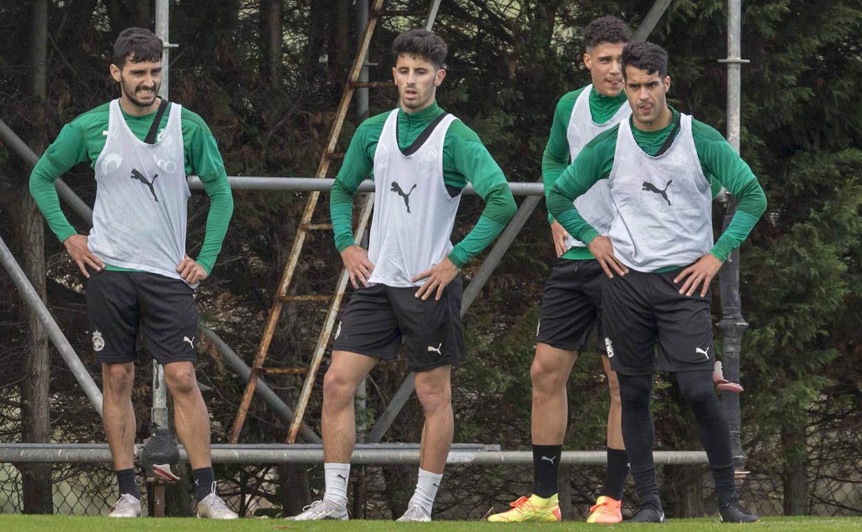 Ismael Benktib, a la derecha de la imagen, durante un entrenamiento con el Racing.