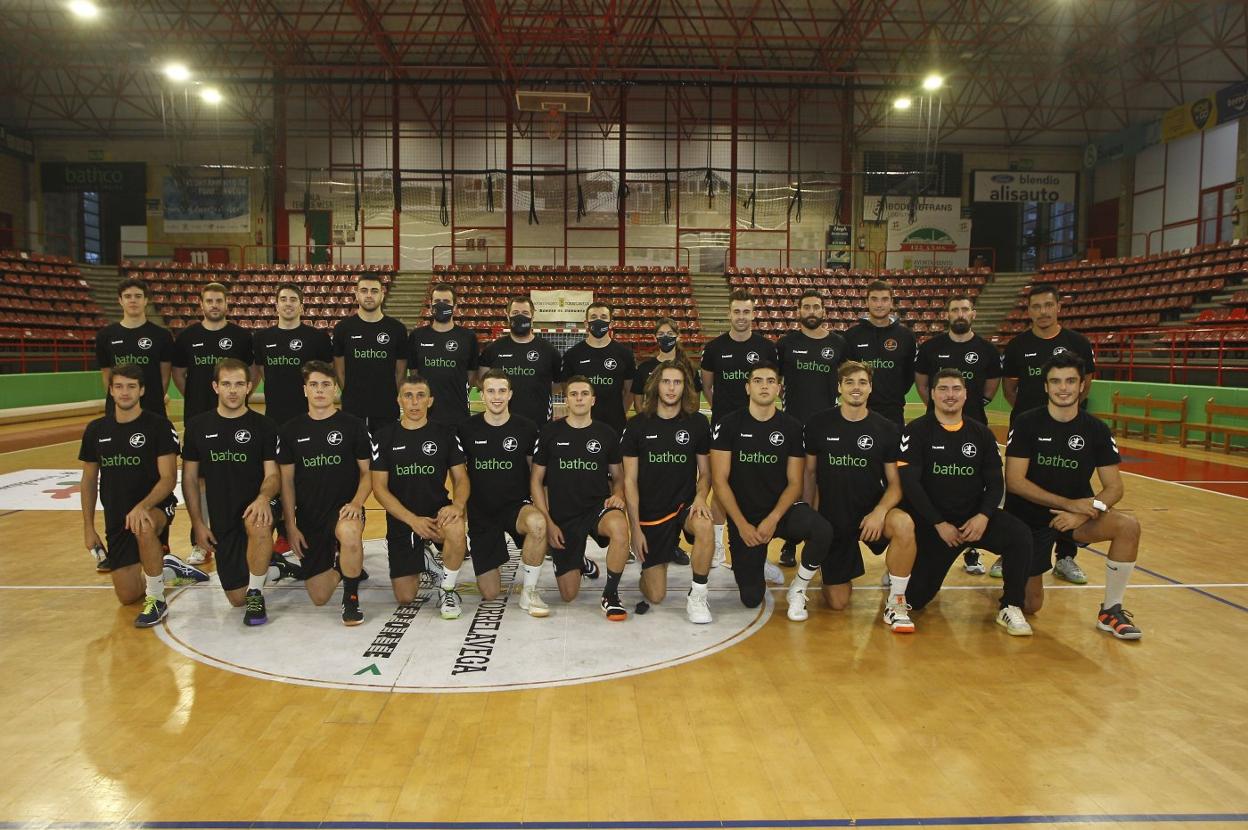 La plantilla al completo del Bathco Balonmano Torrelavega posa en el Pabellón Vicente Trueba, durante la sesión de fotografías oficiales del equipo. 