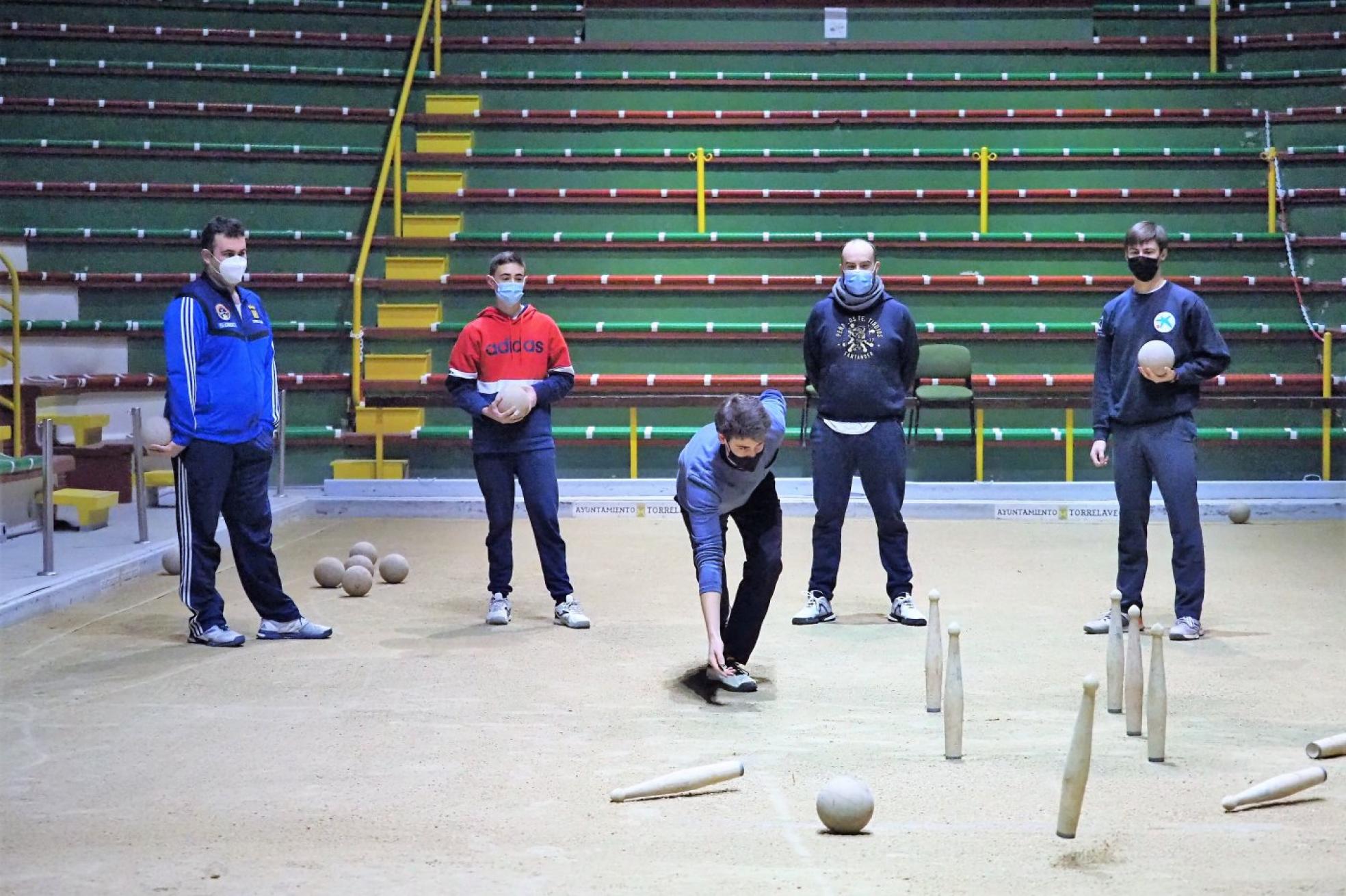 Mario Pellón birla rodeado por Mario Herrero, Marcos Sobejano, Víctor de la Torre y Ángel Pellón. 