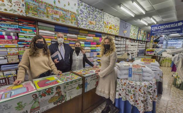 Pedro Jaime Casuso y sus hijas, en su tienda La Conchita de Santander.