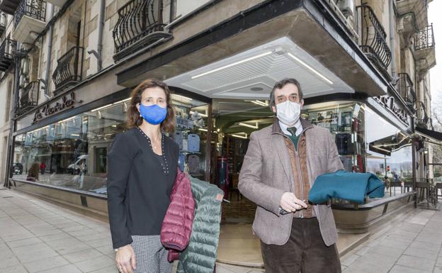 Los hermanos Francisco y Virginia Inda, ayer, a las puertas de su tienda La Novedad, en Santander.
