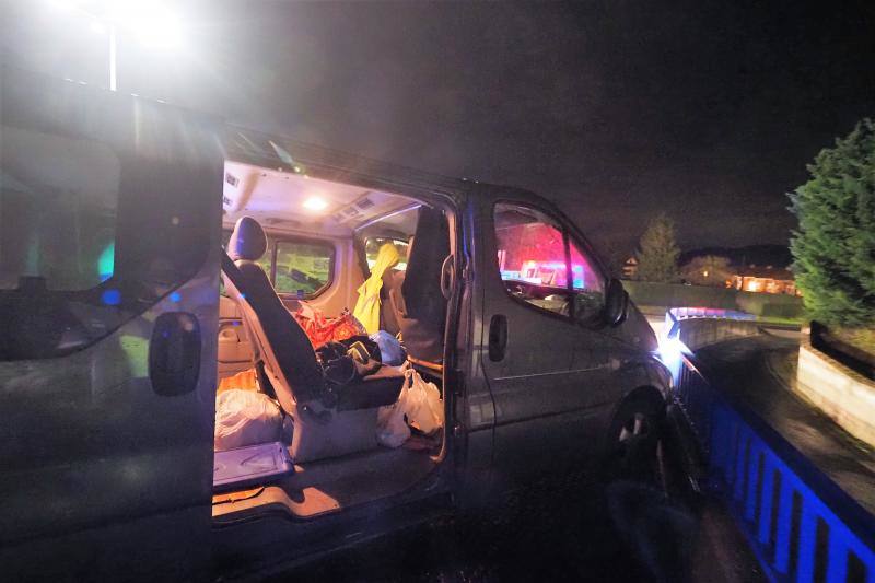 Agentes de la Policía Local inspeccionan la furgoneta después de detener a su conductora en la rotonda de Solares, donde se estrelló, tras una persecución desde Santander.