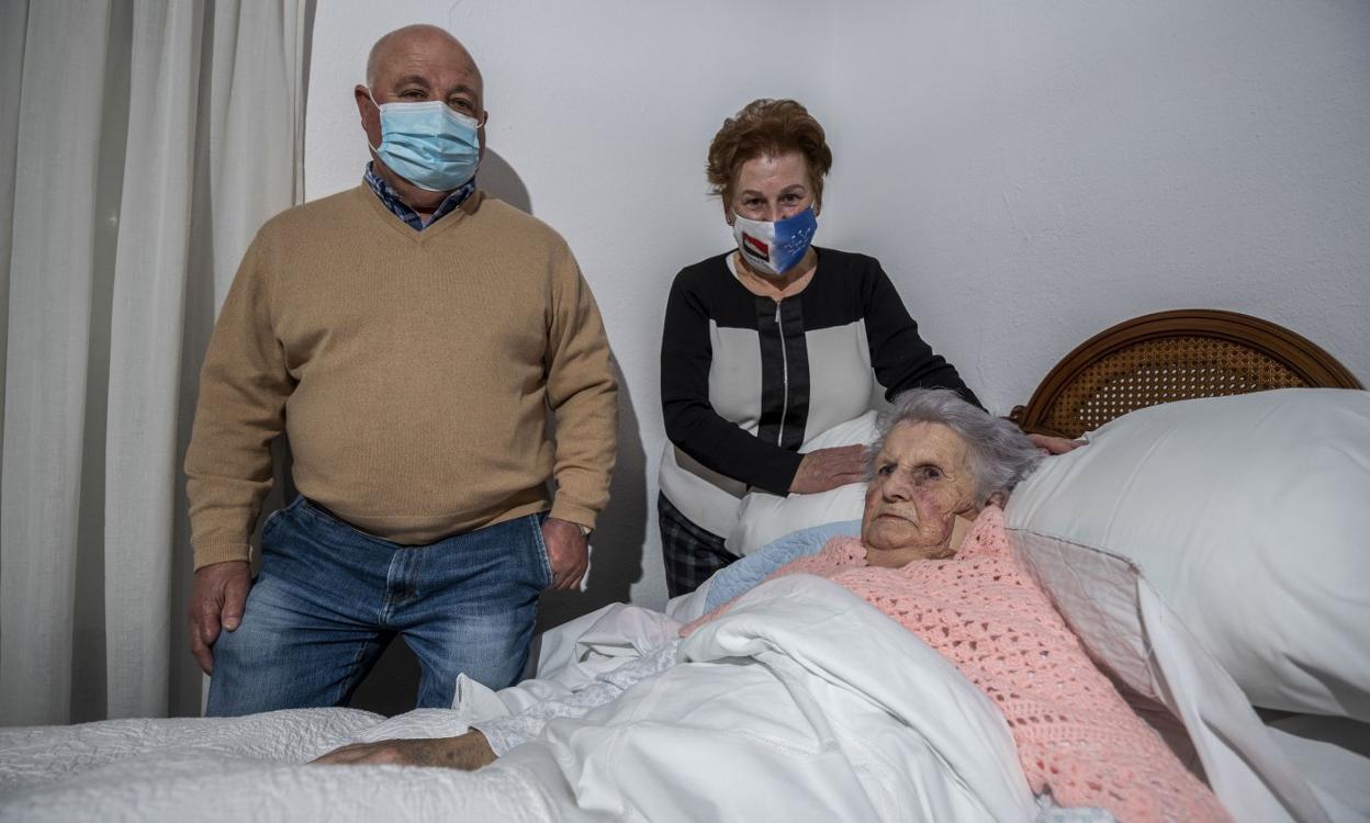 Fina Matanza, en su habituación de su casa de San Mamés de Meruelo con sus hijos Delia y Ramón Palacio. 