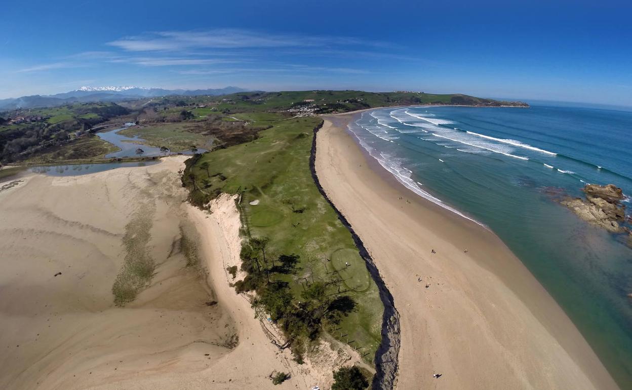 Vista aérea del arenal del Oyambre y del campo de golf tras el temporal.