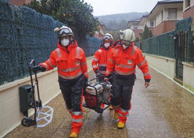 Imagen secundaria 1 - Las fuertes lluvias dejan inundaciones en Unquera, Laredo, Castro y Colindres