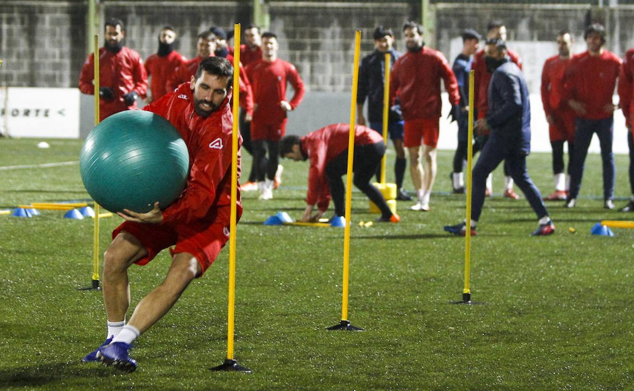 Jordi Figueras, durante el entrenamiento de ayer en el campo de Santa Ana, en Tanos.