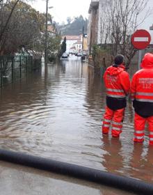 Imagen secundaria 2 - Las fuertes lluvias dejan inundaciones en Unquera, Laredo, Castro y Colindres