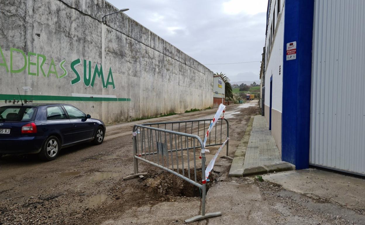 Un turismo circula por uno de los viales interiores del polígono Mies de San Juan, esta semana, en Camargo. 
