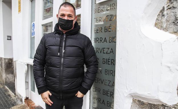 Javier Cacho posa delante de su restaurante.