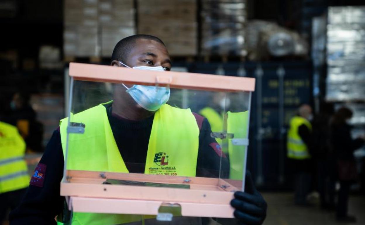 Un operario transporta material electoral para los próximos comicios en Cataluña en un almacén del Ayuntamiento de Barcelona. 