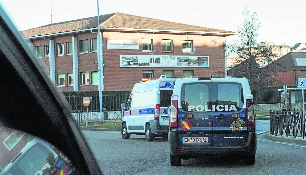 Custodiada. Los traslados se ponen en conocimiento de la Policía Nacional o de la Gurdia Civil (en función del destino), que suelen acompañar a los equipos.