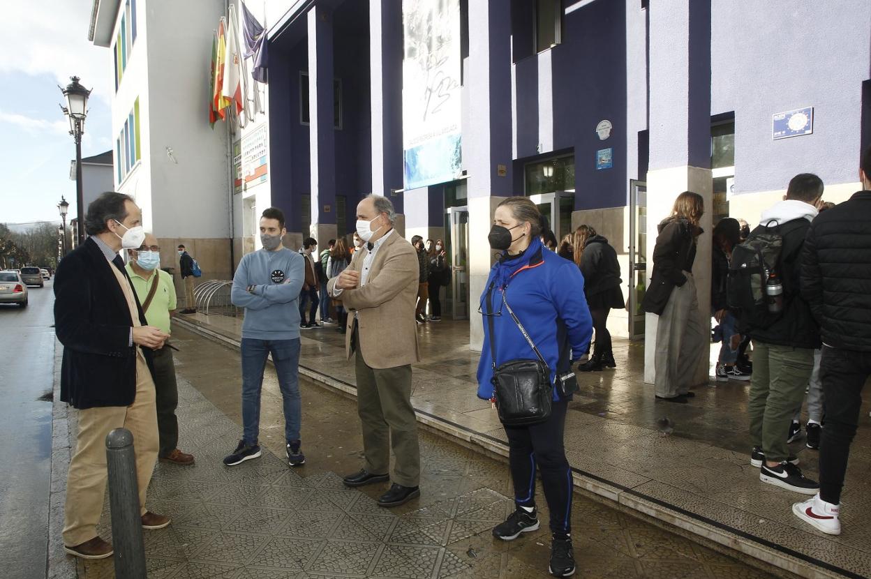 José Nicasio Gutiérrez, director del IES Marqués de Santillana, acompañado por parte del cuerpo docente del instituto torrelaveguense. 