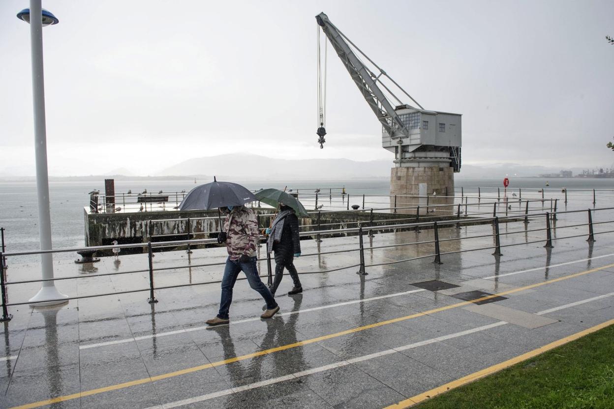 Las barandillas protegen desde 2018 el muelle de Maura para evitar el acceso de los paseantes.