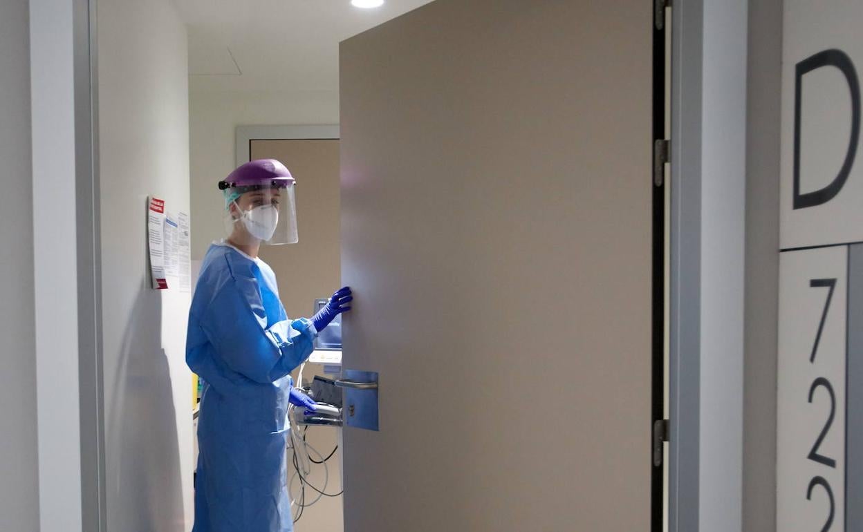 Una enfermera de Valdecilla, preparada para atender a un enfermo de covid en la planta habilitada para esta patología.