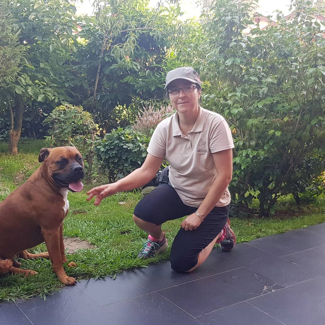 La educadora canina posa junto a Level.