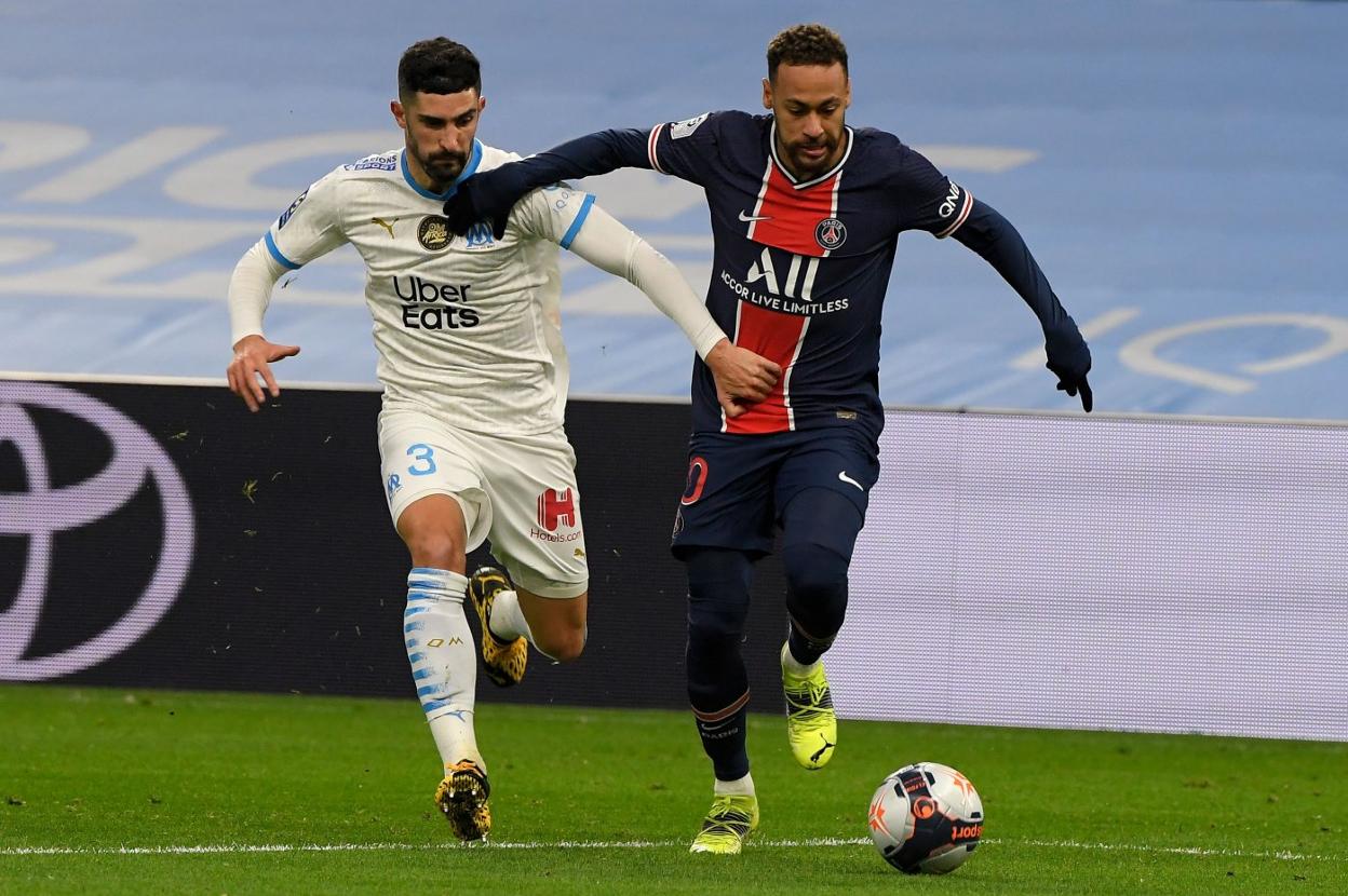 Álvaro González y Neymar, en el partido del domingo por la noche entre Olympique y PSG. afp