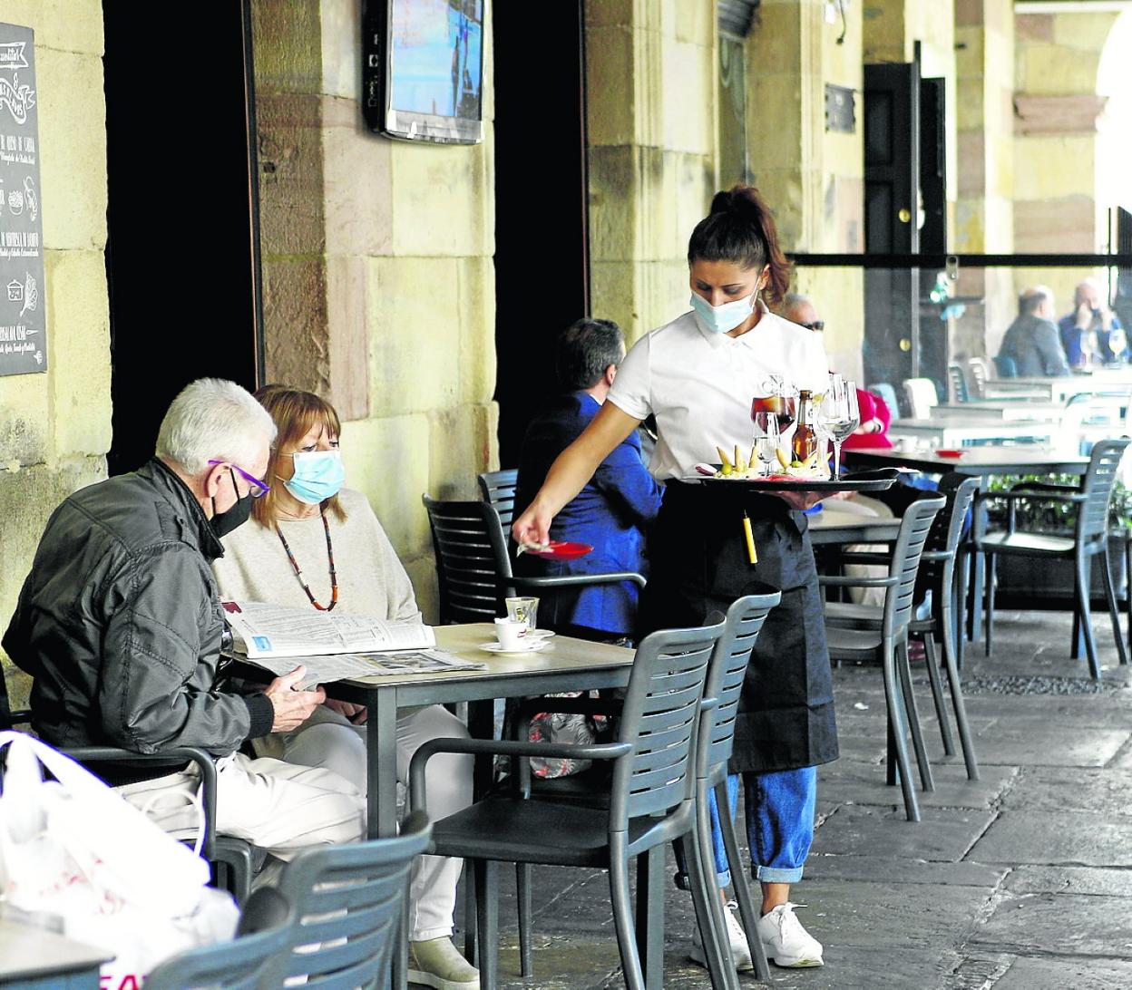 Terraza de un establecimiento hostelero en la plaza Baldomero Iglesias. 
