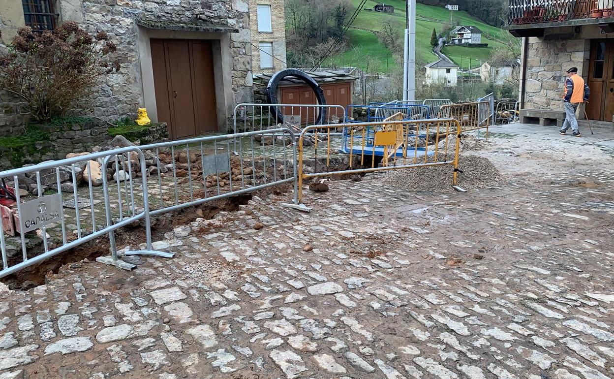 Comienzan las obras para instalar gas ciudad en Vega de Pas. 