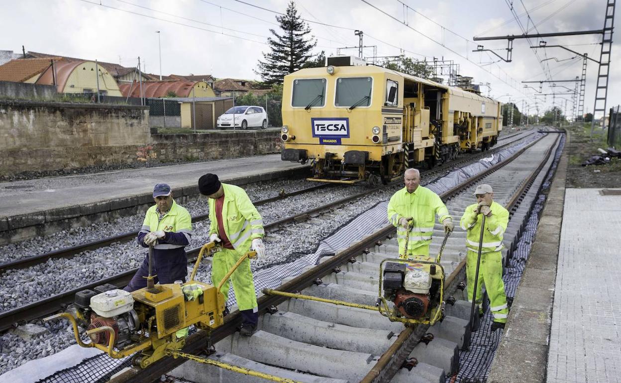 Operarios ferroviarios en la estación de Guarnizo.