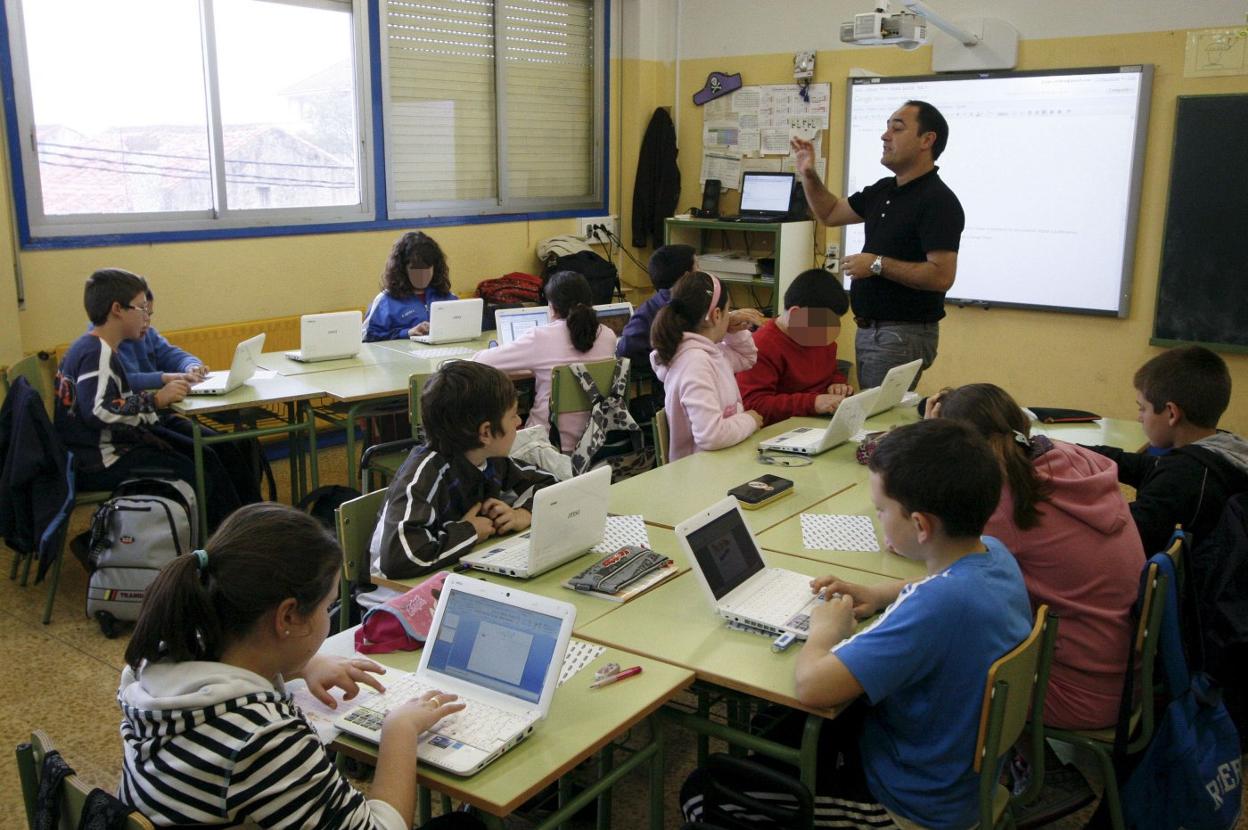 Alumnado y profesor trabajan con ordenadores portátiles. daniel pedriza