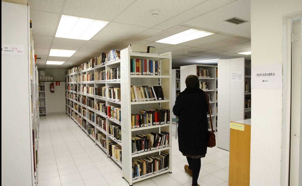 La biblioteca Gabino Teira de Torrelavega amplía horario para preparar los exámenes de febrero