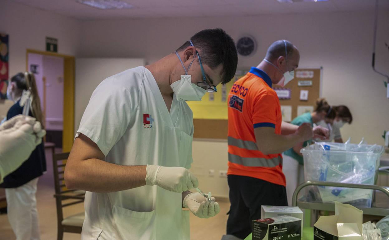 Un profesional sanitario prepara una vacuna momentos antes de inyectarla