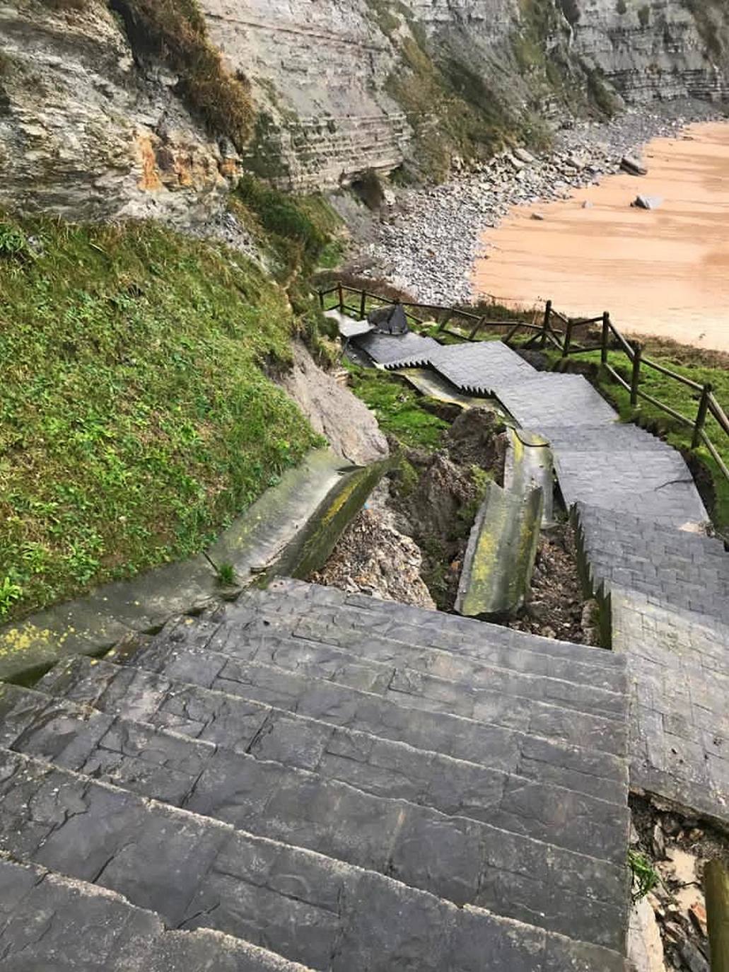 Imagen - Las escaleras de la playa pequeña de Langre están desprendidas. 