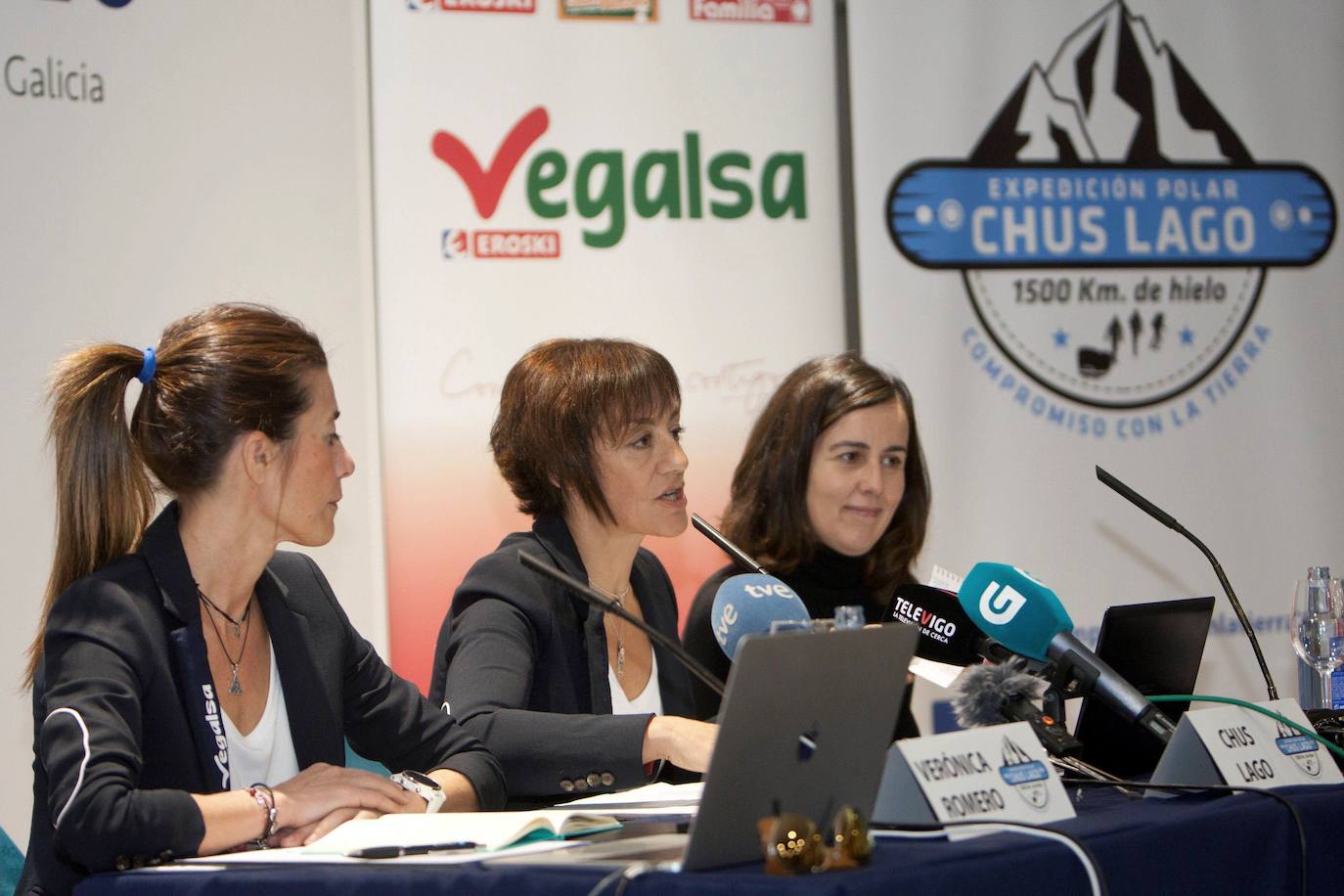 Las alpinistas Chus Lago (c) y Verónica Romero (i), y la representante de Vegalsa, Gabriela Gonzalez (d), durante la rueda de prensa que dieron en 2019 para explicar la expedición que lidera al lago Vaikal de Siberia cuyo objetivo es concienciar sobre el deshielo en las regiones polares. Chus Lago liderará una expedición al Lago Baikal, en Siberia, a finales de este mes con el objetivo de ser la primera expedición de mujeres en atravesarlo y también para concienciar sobre el deshielo de las regiones polares, tal y como ha anunciado este martes en una rueda de prensa celebrada en Vigo.