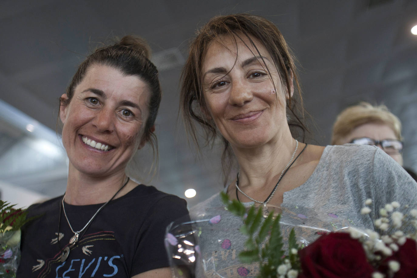 Chus Lago (d) y Vero Romero, dos de las tres componentes de la expedición 'Compromiso con la Tierra', tras culminar con éxito su travesía por el casquete polar de Barnes, situado en la Isla de Baffin (Canadá), convirtiéndose así en la primera expedición femenina a nivel mundial que lo logra. / SALVADOR SAS