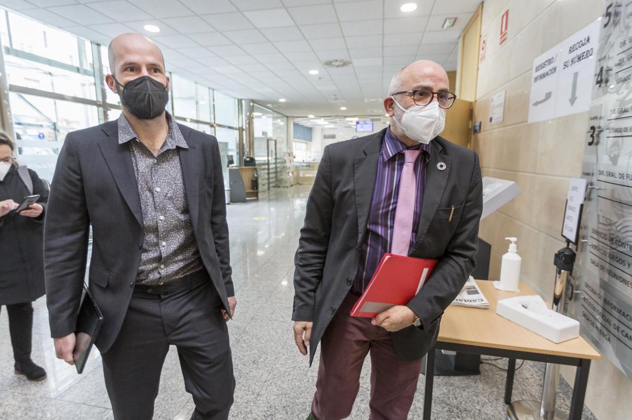 Reinhard Wallmann, director general de Salud Pública, y el consejero de Sanidad, Miguel Rodríguez, ayer, en el Gobierno. 