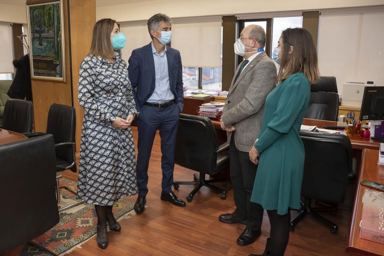 María Sánchez, César Aja, Dionisio Luguera y Andrea Sánchez, en la firma del pacto de Vicente de la Barquera.